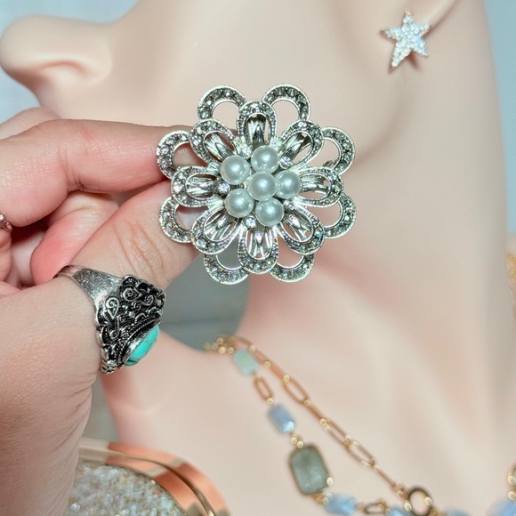 Elegant Silver and Pearl Flower Brooch. - Picture 3 of 6